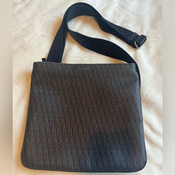 SAINT LAURENT
Monogram Canvas Flat Messenger Bag - Picture 2 of 13